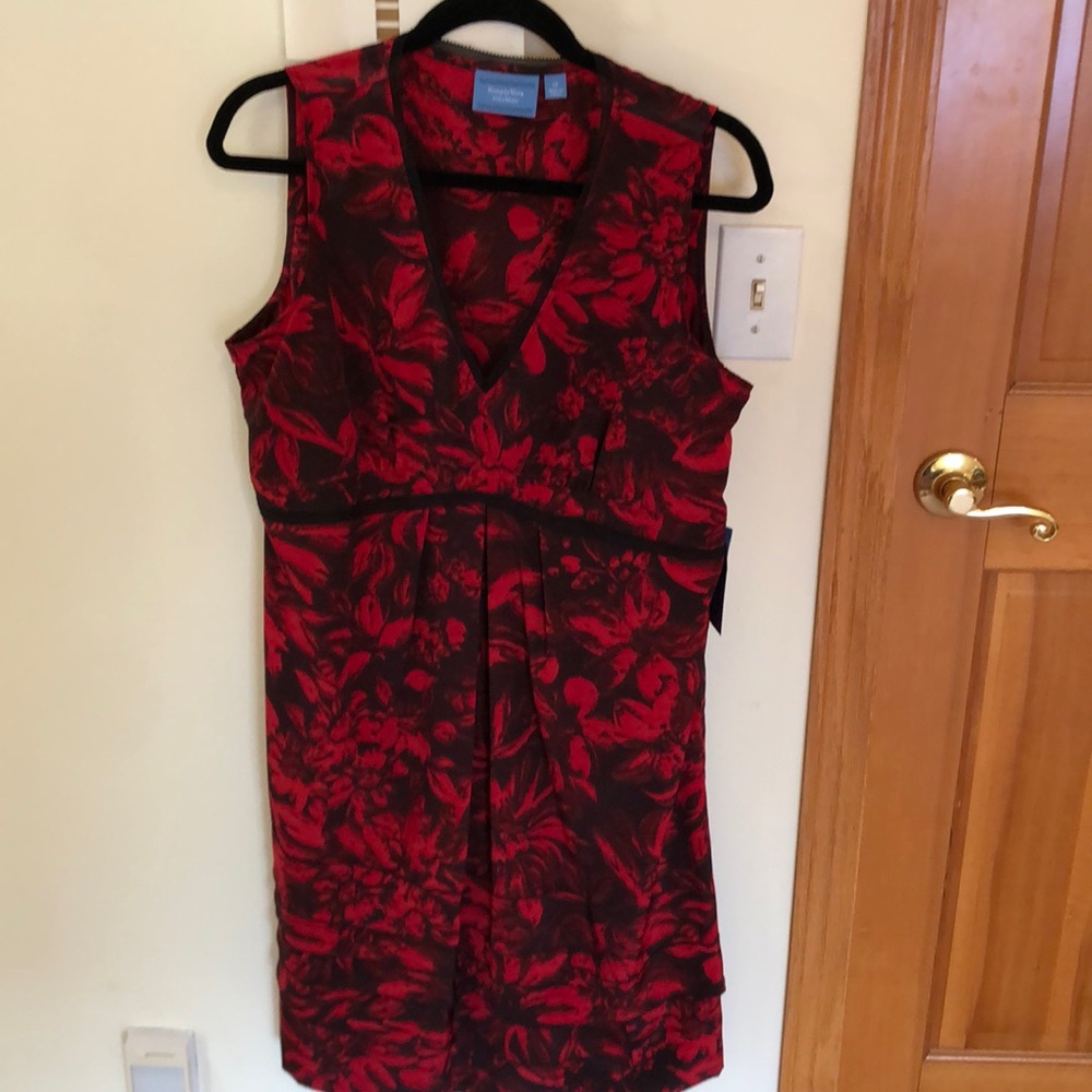 Classic. Simply Vera Wang. Red black lightweight cocktail dress. Size 14.
